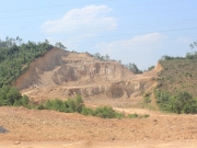 Quảng B&igrave;nh: Người d&acirc;n "l&aacute;ch luật" v&ocirc; tư x&uacute;c cả ng&agrave;n m&eacute;t khối đất đ&aacute; đem b&aacute;n