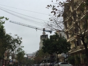 H&agrave; Nội: Cẩu th&aacute;p nặng h&agrave;ng chục tấn bỏ kh&ocirc;ng, treo lơ lửng tr&ecirc;n đầu người d&acirc;n