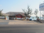 Nh&agrave; h&agrave;ng x&acirc;y tr&ecirc;n... b&atilde;i biển