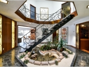 Không gian lưu trữ độc đáo dưới cầu thang